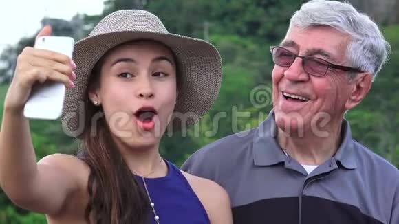 西班牙裔祖父和孙女Selfie视频的预览图