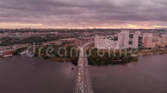 在令人难以置信的日落时分用金属绳索在Dnipro河上连接的汽车桥视频的预览图