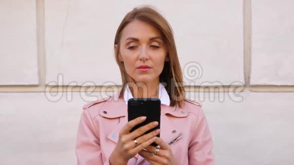 女人在看智能手机上的留言后很惊讶视频的预览图