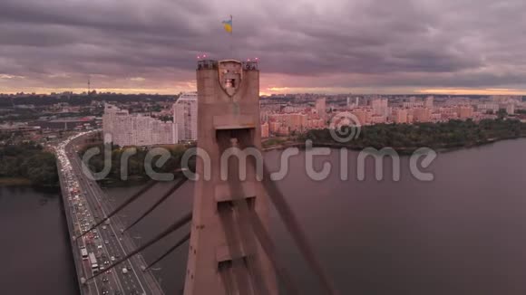 德尼普罗河上有三角绳的高桥在阿尔蒂的夕阳下视频的预览图