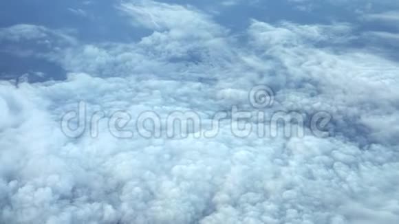 从飞机窗口到蓝天的云景视频的预览图