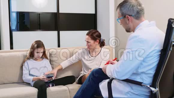中年妇女带着女儿在儿童心理学家办公室的接待处女儿不服从她视频的预览图