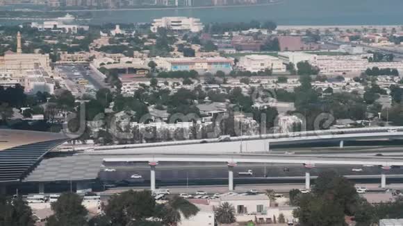 鸟瞰阿联酋迪拜市繁忙的高速公路和地铁线路视频的预览图