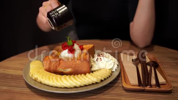 手浇蜂蜜在烤面包和冰淇淋上视频的预览图
