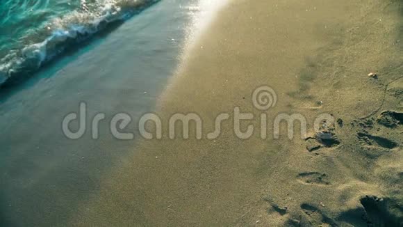 海水的特写洗脸池日落时缓慢移动的沙滩视频的预览图