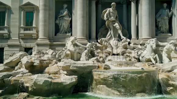 意大利罗马特雷维喷泉的静态镜头慢速瀑布视频的预览图