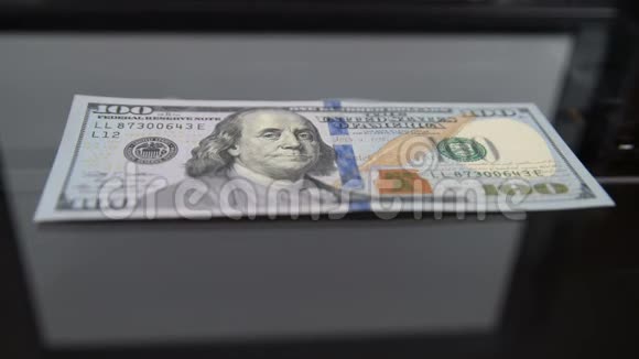100被从扫描仪复制伪造者钱和钞票视频的预览图