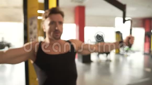 中年男性在健身房锻炼胸肌锻炼手臂肌肉视频的预览图