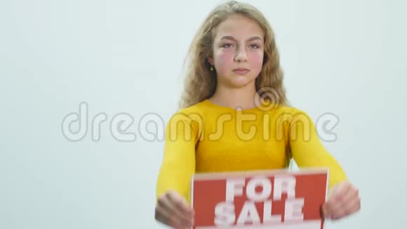 这个女孩在销售上显示了一个标志视频的预览图