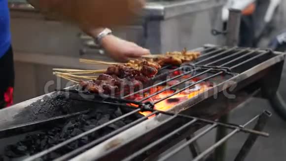 传统的烤肉在街头当地市场上烤制星期六烧烤特写镜头4k视频的预览图