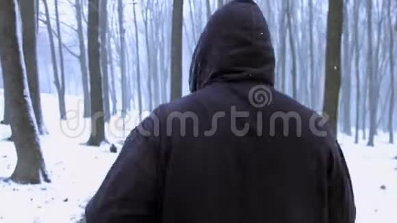 在寒冷的冬天里人们戴着兜帽在户外慢跑后景动机藏着脸视频的预览图