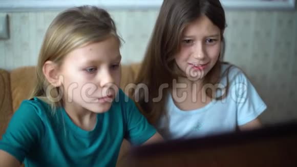 孩子们在玩电脑游戏时的情绪视频的预览图