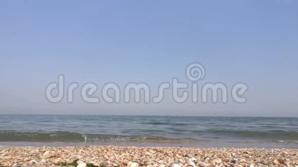 阿佐夫海沙滩贝壳和海浪视频的预览图