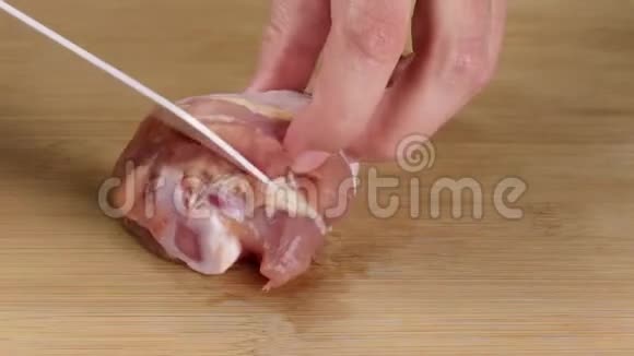 将鸡肉从骨头中分离出来用于制作鱼片切割和切片作为自制肉类菜肴配方的一部分视频的预览图