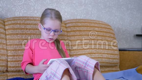 带数字平板电脑的小女孩视频的预览图