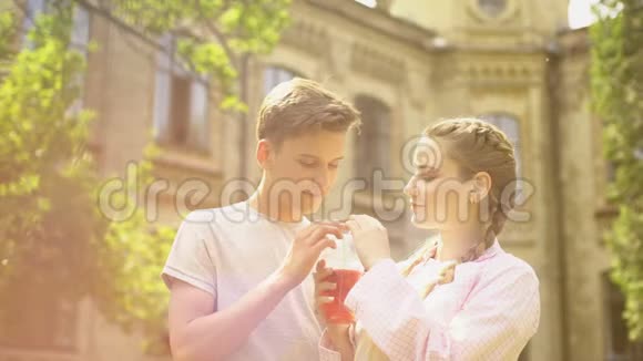 快乐的一对夫妇喝着一杯塑料杯里的鸡尾酒回忆视频的预览图