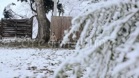 冬天森林里一个美丽的金发小男孩在奔跑视频的预览图
