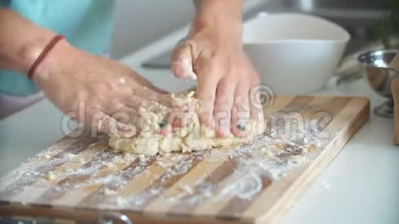 美丽的白种人家庭主妇一边玩一边教她的女儿做糕点面团作为圣诞蛋糕视频的预览图