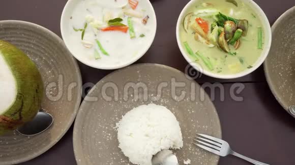 在餐桌上吃传统的亚洲美食正宗泰国菜咖喱汤哈汤和米饭视频的预览图