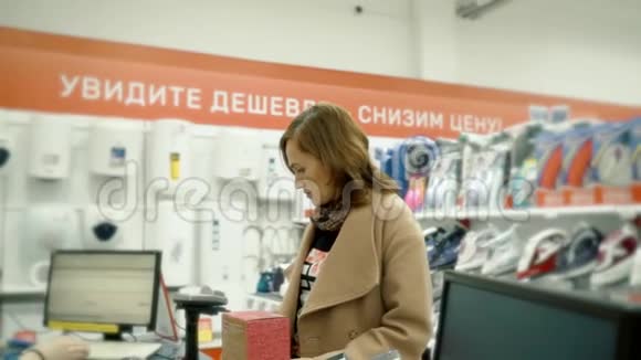 家电商店里的一个女人付货款视频的预览图