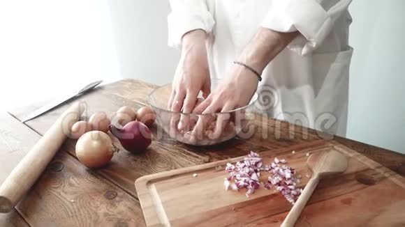 肉馅的小切或肉丸在不锈钢厨师用手混合肉馅概念食物烹饪视频的预览图