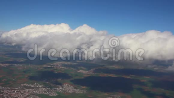从飞机窗口1看到的穿过云层降落视频的预览图