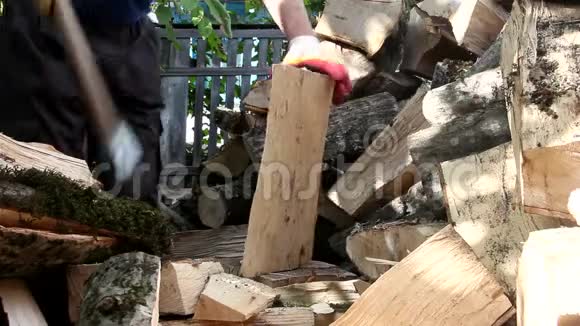 人用斧头砍木头视频的预览图