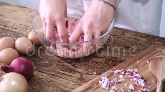 肉馅的小切或肉丸在不锈钢厨师用手混合肉馅概念食物烹饪视频的预览图