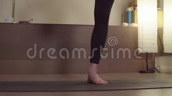 年轻女子练习瑜伽单腿站立平衡视频的预览图