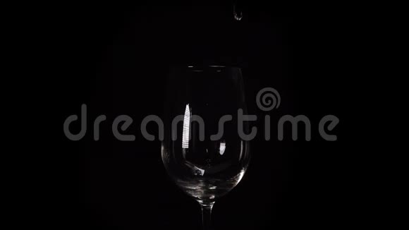 在黑色背景上装满新鲜矿泉水健康饮酒慢镜头视频的预览图