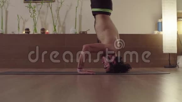 做瑜伽体式站立平衡的年轻人视频的预览图