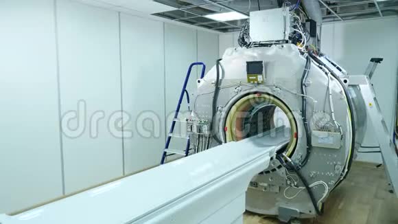 没有上塑料覆盖板的MRI扫描仪核磁共振机组装安装新的现代建筑视频的预览图