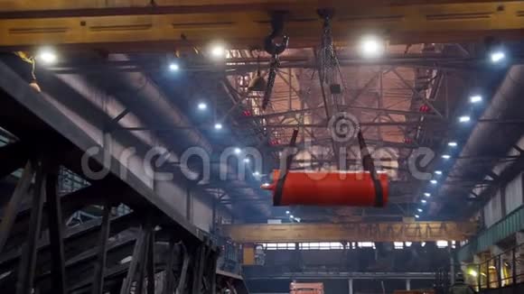 工业概念一台起重机吊在一个巨大的橙色建筑上视频的预览图