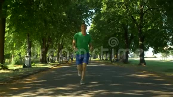 在公共公园跑步的运动员视频的预览图