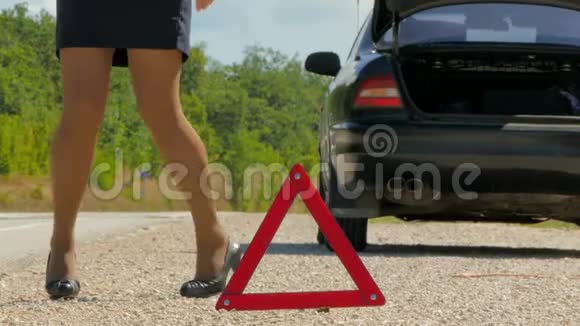 一个女人走在警告三角的旁边视频的预览图