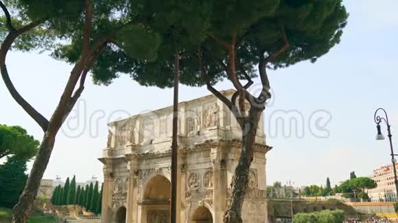 从帕拉廷山到君士坦丁拱门再到罗马竞技场的美丽镜头4k视频的预览图