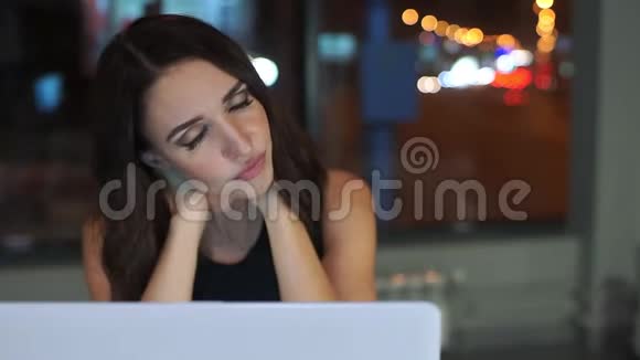 女经理厌倦了在笔记本电脑上工作脖子酸痛视频的预览图