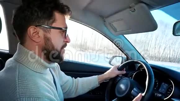 冬天一个人在城市之间的公路上开车特写镜头视频的预览图
