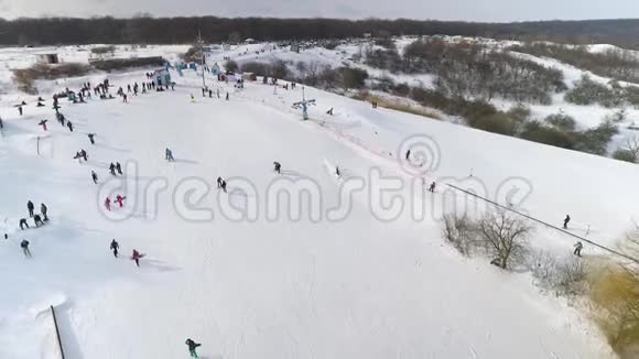 滑雪者和滑雪者在雪山上享受冬季运动的空中活动提供复制和自由空间视频的预览图