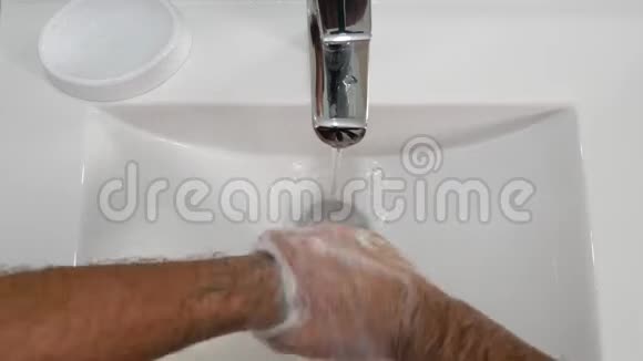 男人在浴室里用肥皂洗手做很多泡沫视频的预览图