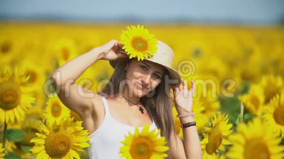 戴着太阳花背景帽子的女孩视频的预览图