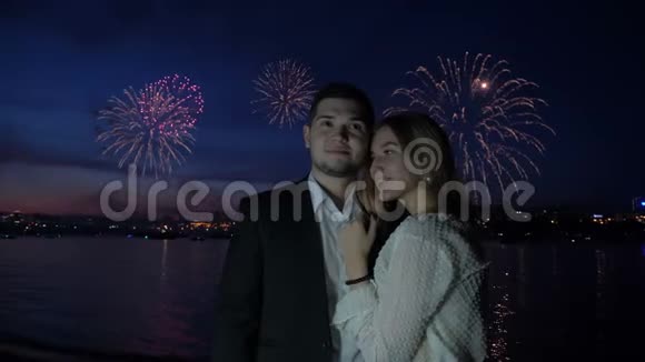 爱情浪漫烟火拥抱幸福的一对视频的预览图