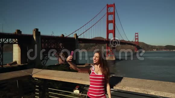 女子在金门大桥自拍视频的预览图