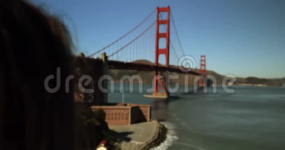 旧金山金门大桥的女摄影师视频的预览图