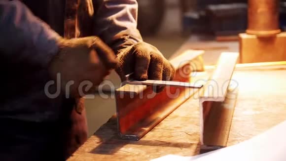 建筑工厂一个工人在铁器上做记号视频的预览图