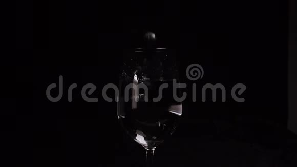 蓝莓落在桌子上的玻璃杯里慢动作食物录像视频的预览图