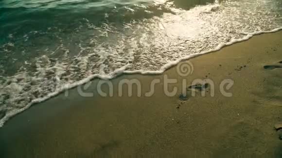 海水的特写洗脸池日落时缓慢移动的沙滩视频的预览图