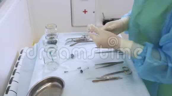 无菌手套中的贴身护士手准备硬化治疗手术的医疗器械视频的预览图