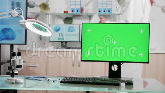 现代医疗办公室绿色屏幕电脑放大镜头视频的预览图