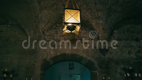 从一盏油灯中看到一个黑暗的中世纪房间视频的预览图